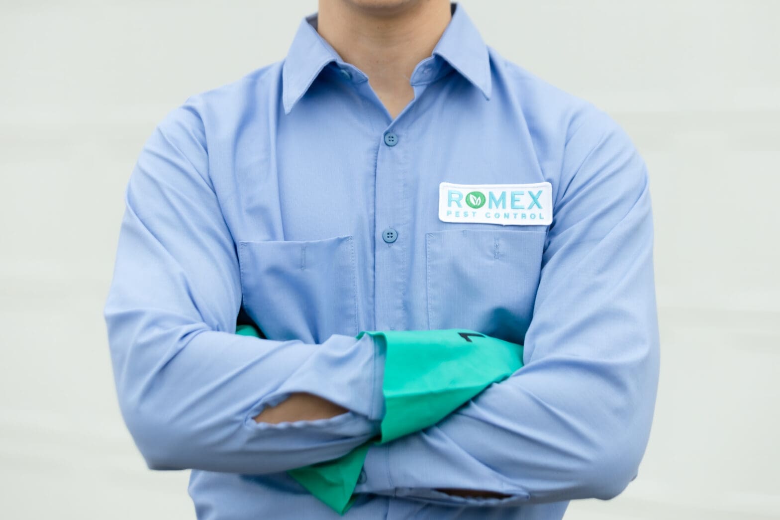 Licensed pest control professional from Romex wearing company uniform and gloves, prepared to eliminate winter pest infestations in Southern homes
